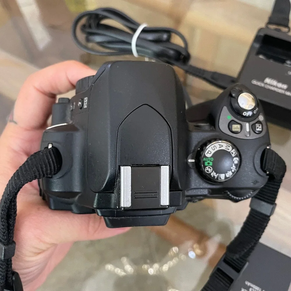 Nikon D40 Digital SLR Camera Body Black with Battery and MH-23 Quick Charger
